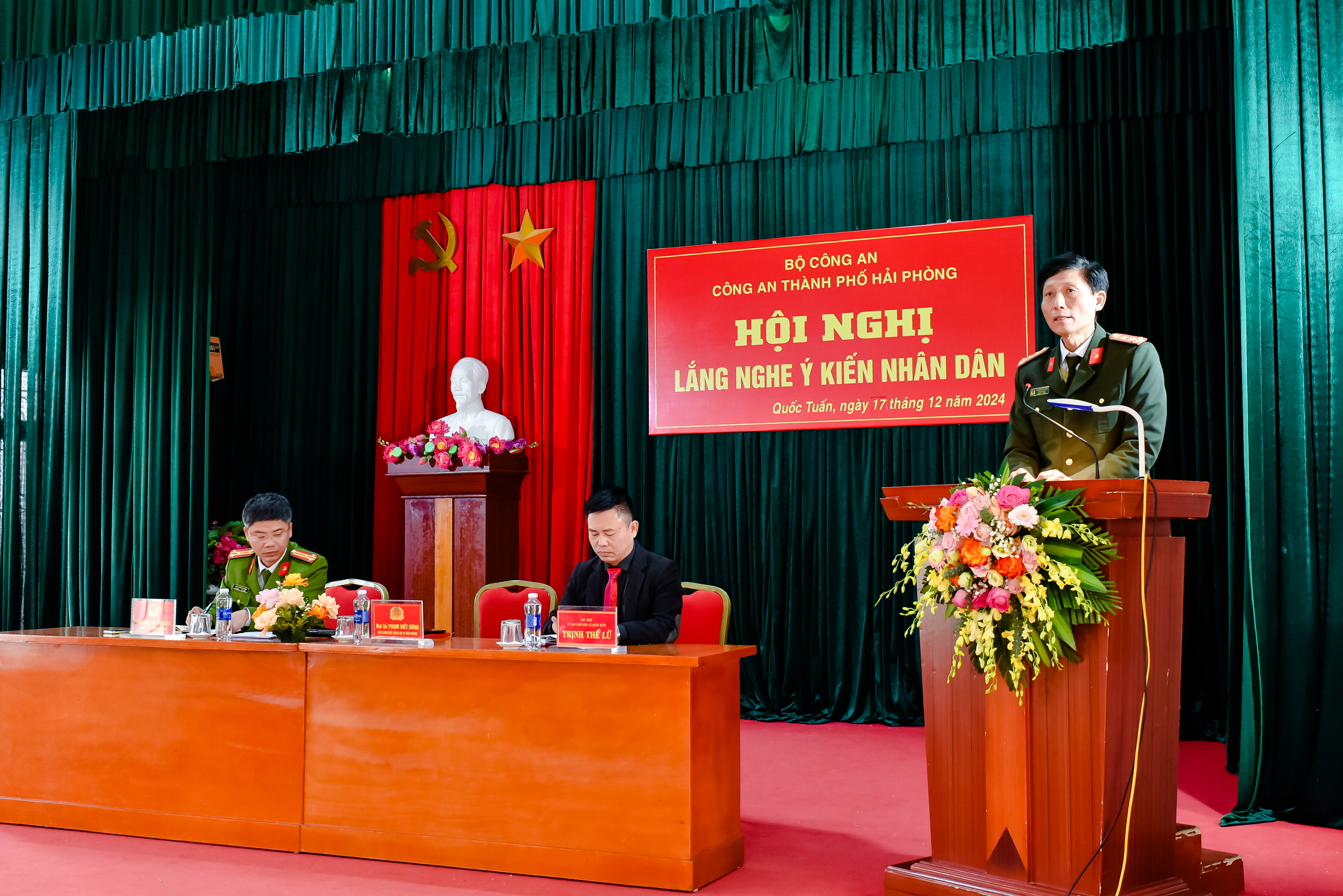 Đại tá Phạm Viết Dũng, Phó Giám đốc CATP lắng nghe phản ánh của Nhân dân xã Quốc Tuấn, huyện An Lão